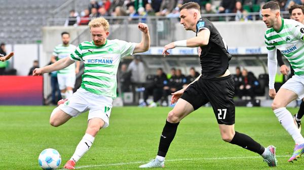 Das Spiel beginnt sehr chancenarm: Das Kleeblatt probiert es insbesondere über Jomaine Consbruch oder Noel Futkeu, mehr als erste Annäherungen gelingen in der Anfangsphase aber nicht. Ulm strahlt zunächst überhaupt keine Torgefahr aus.