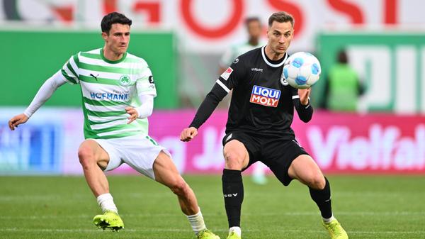 Erst in der Schlussphase des ersten Durchgangs meldet sich das Kleeblatt wieder zurück: Futkeu kommt beispielsweise aus wenigen Metern zum Kopfball, köpft das Leder aber in die Arme des Ulmer Torhüters. Meyerhöfer probiert es kurz darauf per Seitfallzieher ebenso vergeblich. Jomaine Consbruch verschenkt eine aussichtsreiche Möglichkeit durch eine unsaubere Ballannahme (43.).