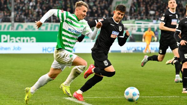 Er soll mehr Offensivpower und Durchschlagskraft ins Fürther Spiel bringen: Felix Klaus kommt zur zweiten Hälfte für Marco Meyerhöfer in die Partie. Jomaine Consbruch rückt dafür eine Position nach hinten.