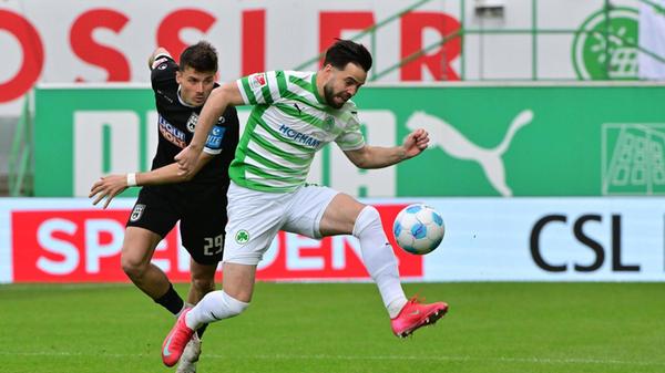 Die größte Chance des Spiels resultiert aus einem Einwurf. Eine lange Einwurfflanke der Ulmer findet am kurzen Pfosten einen Abnehmer. Felix Higl verlängerte mit dem Kopf in Richtung langes Eck, der Ball segelt über Nahuel Noll hinweg, doch Niko Gießelmann rettet per Fallrückzieher auf der Linie in letzter Sekunde (58.).