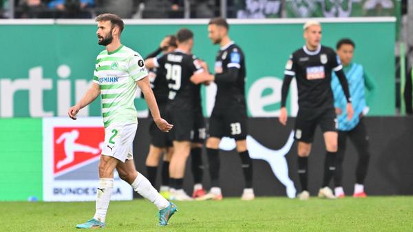 Wenngleich auch Ulm bei Weitem kein Feuerwerk abbrennt, war diese Großchance doch der letzte Warnschuss – die nächste große Möglichkeit der Ulmer sollte nämlich sitzen: Nach einem Fürther Ballverlust zieht Maurice Krattenmacher zentral durch das Mittelfeld vor den Strafraum, wird dabei nicht ansatzweise unter Druck gesetzt ab und schließt kurzerhand ab. Joshua Quarshie fälscht den Schuss ab, Nahuel Noll ist dadurch chancenlos. Ulm geht in Führung (62.).
