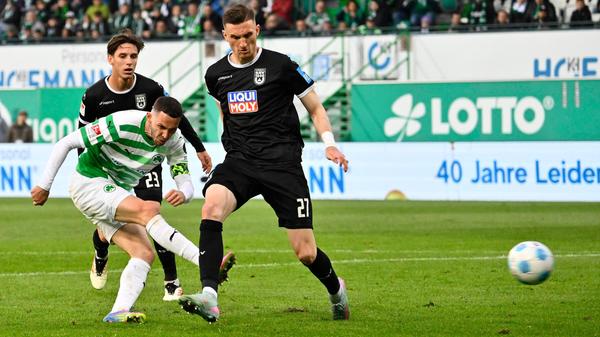 Branimir Hrgota arbeitet sich am Elfmeterpunkt mit dem Rücken zum Tor ab, schließt dann aus der Drehung durch die Beine zweier Ulmer ab. Ulms Keeper Niclas Thiede kommt noch mit dem Fuß an den Ball, der dadurch an die Unterkante der Latte springt, aber nicht die Linie überquert (68.).