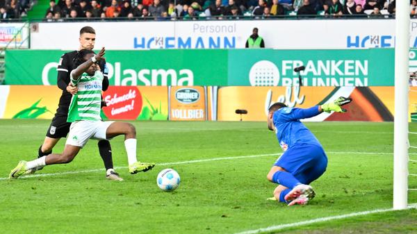 Das Kleeblatt drückt in dieser Phase nach dem Gegentor auf den Ausgleich, hat mit den eingewechselten Dennis Srbeny, Felix Klaus und Debütant Daniel Kasper zahlreiche Offensivkräfte auf dem Platz. Noel Futkeu setzt im Fünfmeterraum zur Grätsche an, erreicht die Hereingabe von Srbeny aber nicht entscheidend (76.).