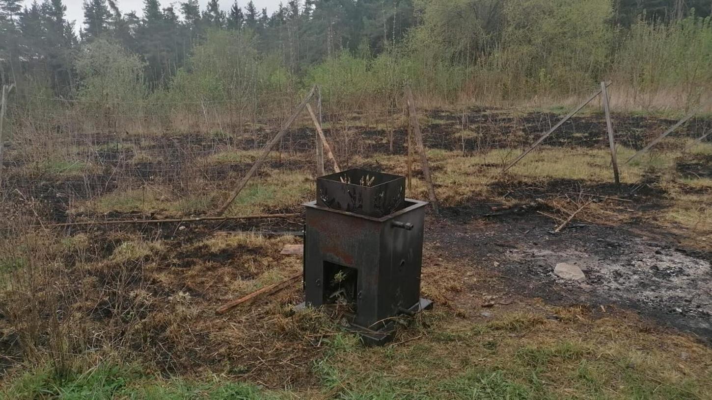 Verkohlte Erde ausgerechnet dort, wo junge Pflanzen nachwachsen sollten: Ein Feuer im Wald bei Velburg beschäftigt Polizei und den Bürgermeister Christian Schmid. Verkohlte Erde ausgerechnet dort, wo junge Pflanzen nachwachsen sollten: Ein Feuer im Wald bei Velburg beschäftigt Polizei und den Bürgermeister Christian Schmid.