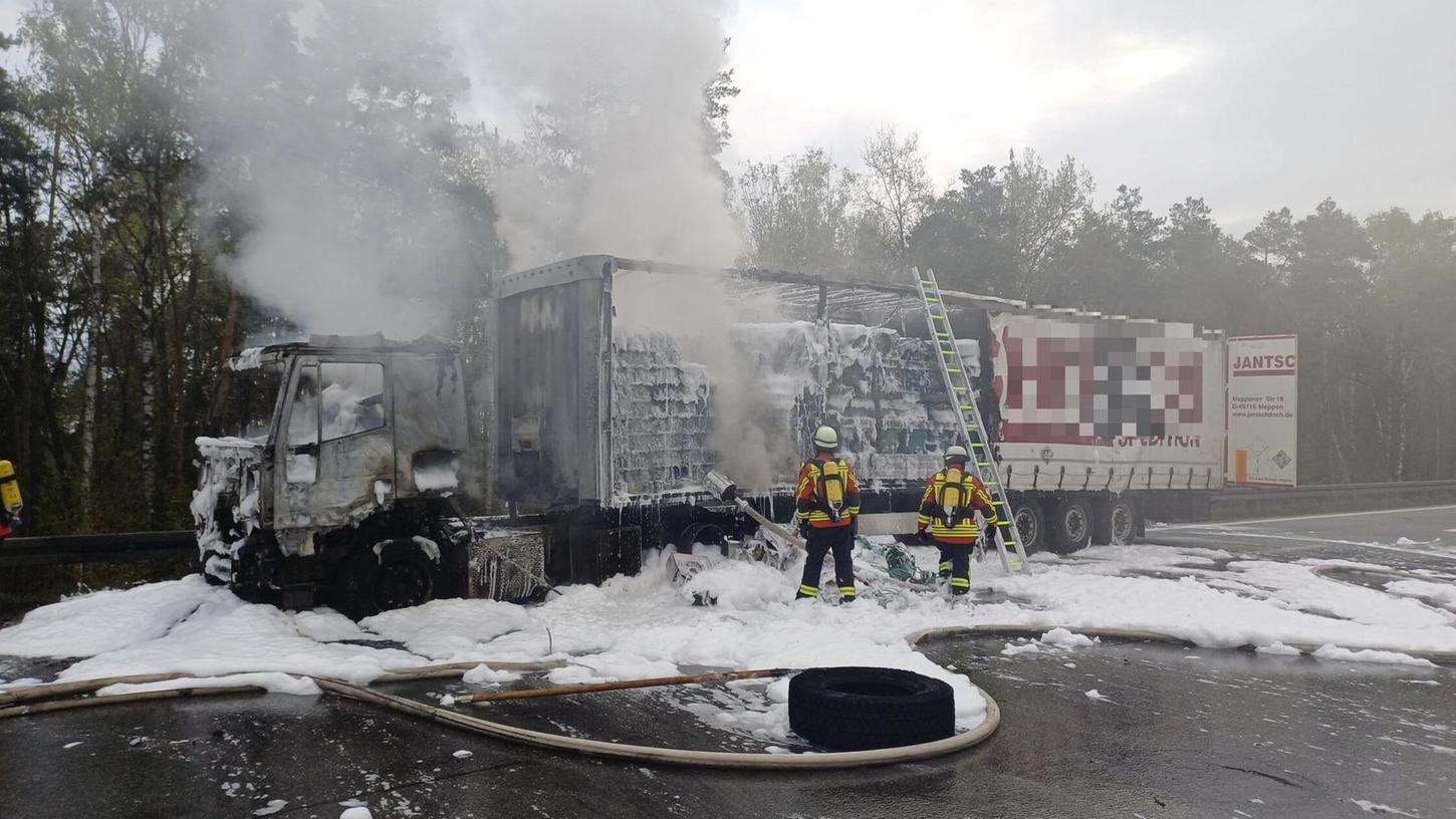 Auf A3 brannte am Samstag Früh ein Laster aus. Die Feuerwehren aus Schwaig, Lauf und Röthenbach waren im Einsatz. Auf A3 brannte am Samstag Früh ein Laster aus. Die Feuerwehren aus Schwaig, Lauf und Röthenbach waren im Einsatz.