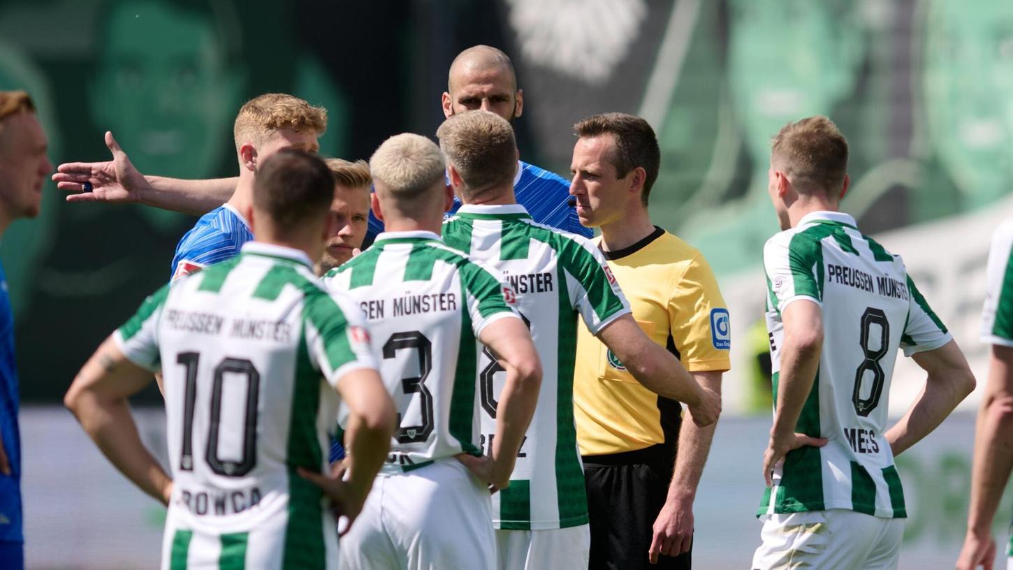 Nach minutenlangen Diskussionen nahm Schiedsrichter Lukas Benen (M) einen Foulelfmeter für Darmstadt zurück. Nach minutenlangen Diskussionen nahm Schiedsrichter Lukas Benen (M) einen Foulelfmeter für Darmstadt zurück.