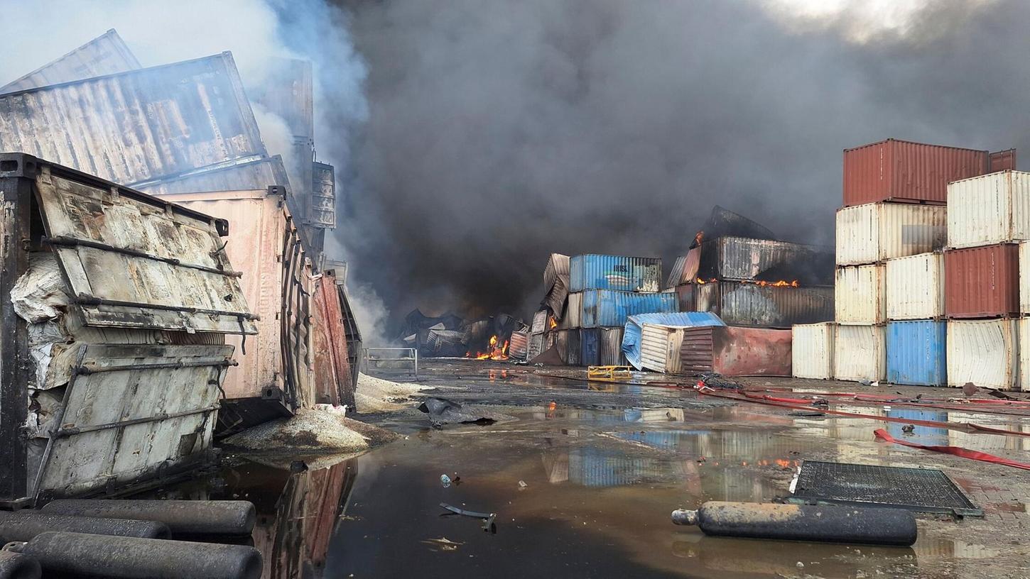 Container brennen am Tag nach der Explosion im Iran. Container brennen am Tag nach der Explosion im Iran.