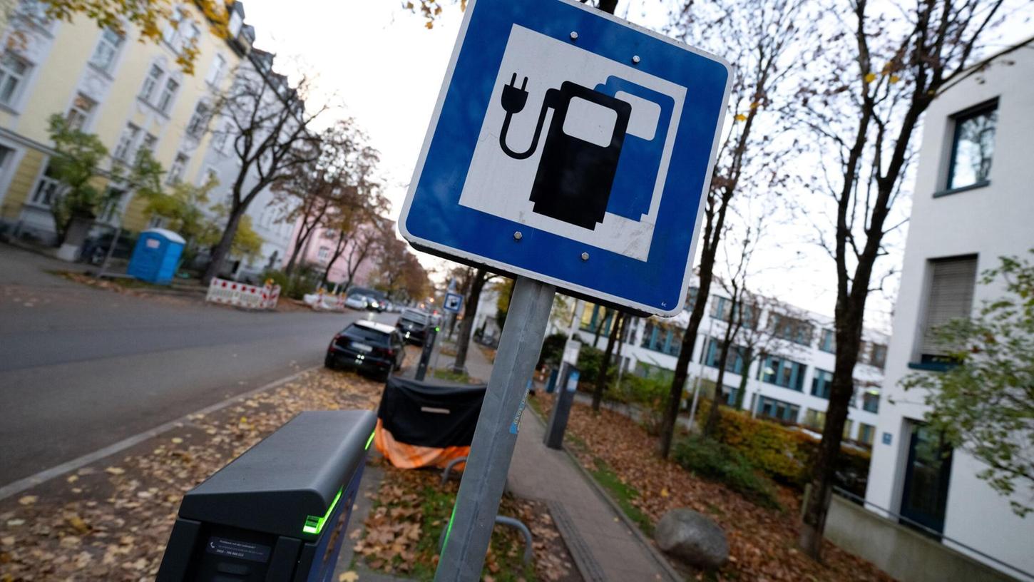 Wie viele öffentliche Ladepunkte es im Vergleich zum Bestand an E-Autos gibt, schwankt je nach Region stark (Archivbild) Wie viele öffentliche Ladepunkte es im Vergleich zum Bestand an E-Autos gibt, schwankt je nach Region stark (Archivbild)