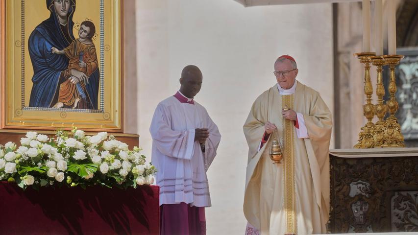 Kardinal Pietro Parolin (rechts) zelebriert die erste Sonntagsmesse auf dem Petersplatz nach dem Tod von Papst Franziskus. Kardinal Pietro Parolin (rechts) zelebriert die erste Sonntagsmesse auf dem Petersplatz nach dem Tod von Papst Franziskus.