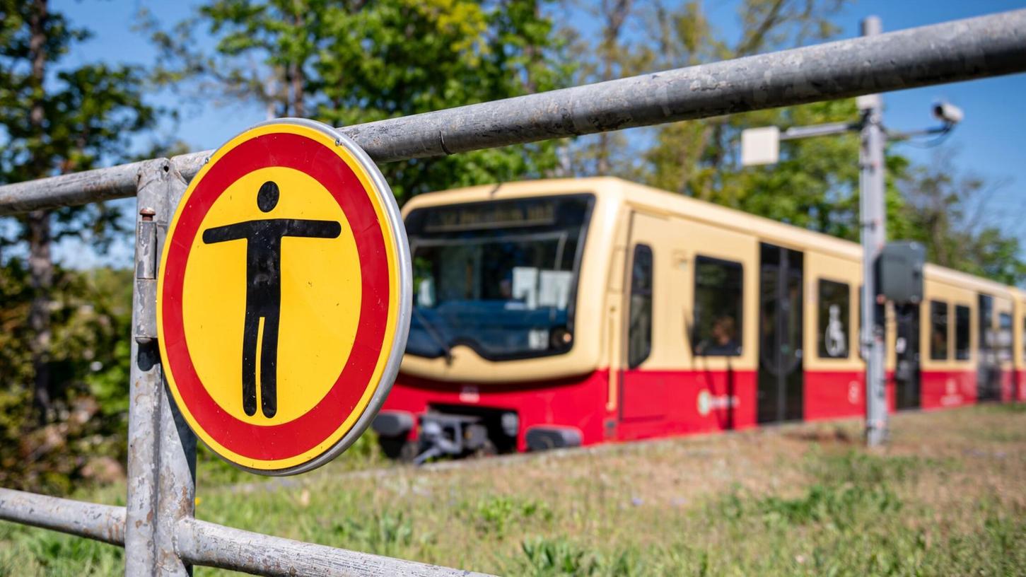 Zwei Menschen kamen beim Surfen auf einer S-Bahn ums Leben. Zwei Menschen kamen beim Surfen auf einer S-Bahn ums Leben.