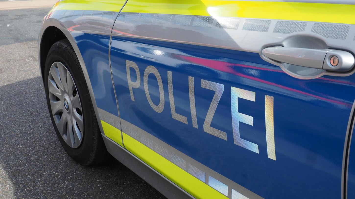 Zwei Tatverdächtige konnten noch am Tatort festgenommen werden. Zwei Tatverdächtige konnten noch am Tatort festgenommen werden.
