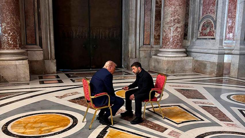 US-Präsident Donald Trump (rechts) und der ukrainische Präsident Wolodymyr Selenskyj sprechen im Petersdom. (Archivbild) US-Präsident Donald Trump (rechts) und der ukrainische Präsident Wolodymyr Selenskyj sprechen im Petersdom. (Archivbild)