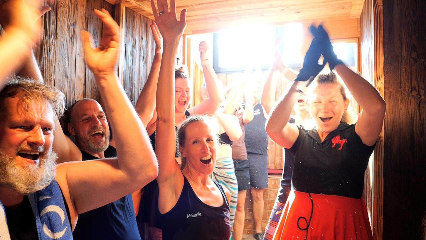Große Freude nach dem erfolgreichen Sauna-Weltrekordversuch in Ostfriesland. Große Freude nach dem erfolgreichen Sauna-Weltrekordversuch in Ostfriesland.