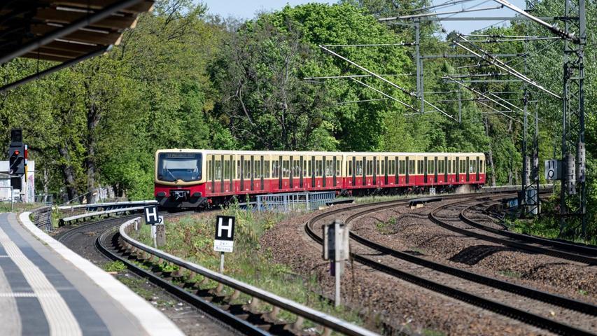 Immer wieder kommt es zu schweren Unfällen, weil Menschen auf U- oder S-Bahn-Dächer klettern und mitfahren. Immer wieder kommt es zu schweren Unfällen, weil Menschen auf U- oder S-Bahn-Dächer klettern und mitfahren.