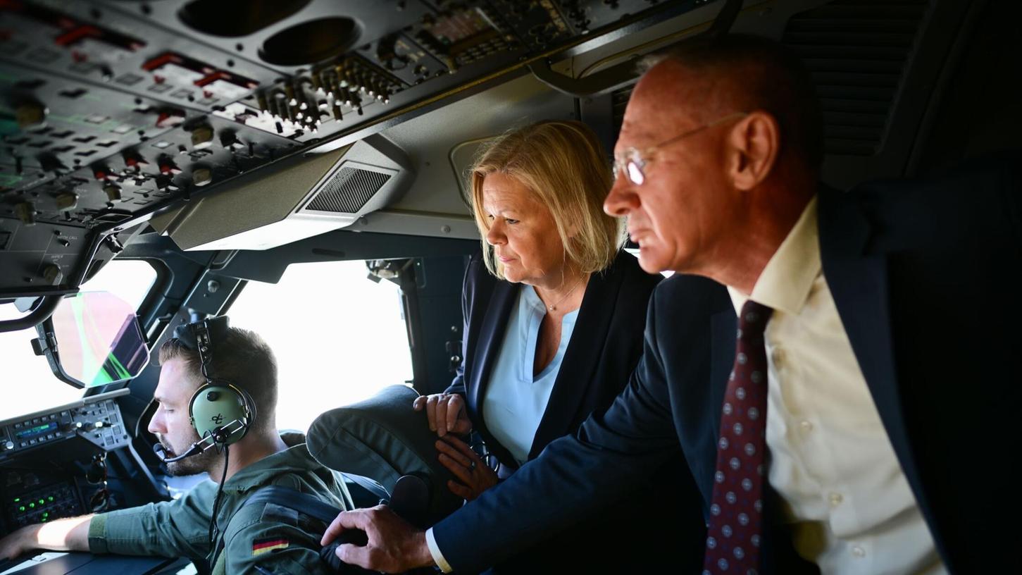 Beim ersten Mal wurde die Reise im letzten Moment abgesagt. Diesmal klappt es mit dem Besuch von Faeser und Karner in Damaskus. In Syrien gab es in der Zwischenzeit einen Wechsel im Amt des Innenministers. Beim ersten Mal wurde die Reise im letzten Moment abgesagt. Diesmal klappt es mit dem Besuch von Faeser und Karner in Damaskus. In Syrien gab es in der Zwischenzeit einen Wechsel im Amt des Innenministers.