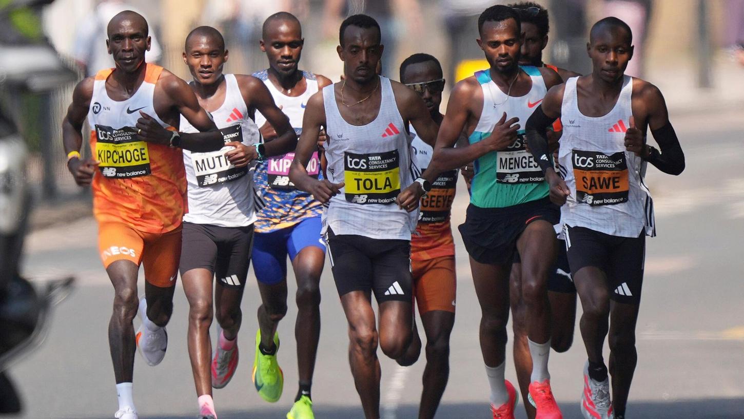Der Deutsche Amanal Petros (rechts hinten) lief lange in der Spitzengruppe beim London-Marathon mit. Der Deutsche Amanal Petros (rechts hinten) lief lange in der Spitzengruppe beim London-Marathon mit.