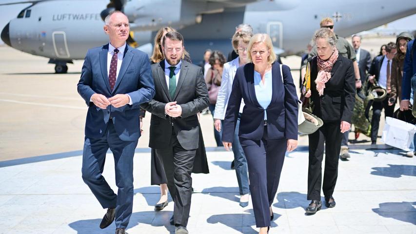 Jassir al-Dschundi (M), stellvertretender Außenminister von Syrien, begrüßt die Delegation am Flughafen von Damaskus. Jassir al-Dschundi (M), stellvertretender Außenminister von Syrien, begrüßt die Delegation am Flughafen von Damaskus.