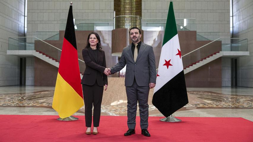 Die geschäftsführende Außenministerin, Annalena Baerbock (Grüne), traf am 20. März in Damaskus ihren syrischen Amtskollegen, Asaad al-Schaibani. Er gehört auch der neuen Übergangsregierung an. (Archivfoto) Die geschäftsführende Außenministerin, Annalena Baerbock (Grüne), traf am 20. März in Damaskus ihren syrischen Amtskollegen, Asaad al-Schaibani. Er gehört auch der neuen Übergangsregierung an. (Archivfoto)