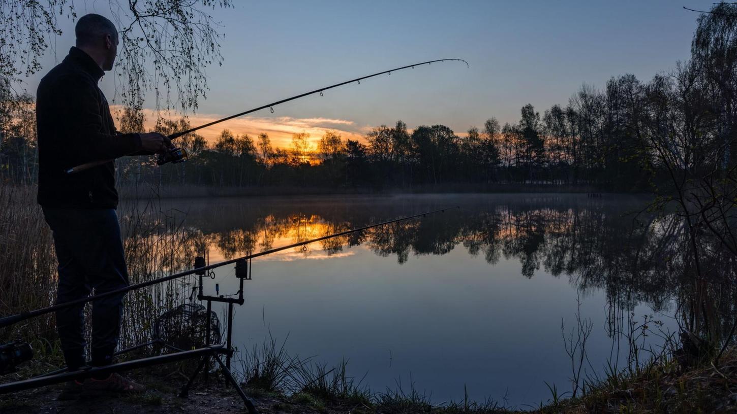 Die Stimmung bei den Anglern in Brandenburg ist getrübt: Die „Anglerkönigin 2024“ wird nach einem besonders großen Fang ausgezeichnet, aber mit Hassnachrichten im Netz konfrontiert. (Symbolbild) Die Stimmung bei den Anglern in Brandenburg ist getrübt: Die „Anglerkönigin 2024“ wird nach einem besonders großen Fang ausgezeichnet, aber mit Hassnachrichten im Netz konfrontiert. (Symbolbild)