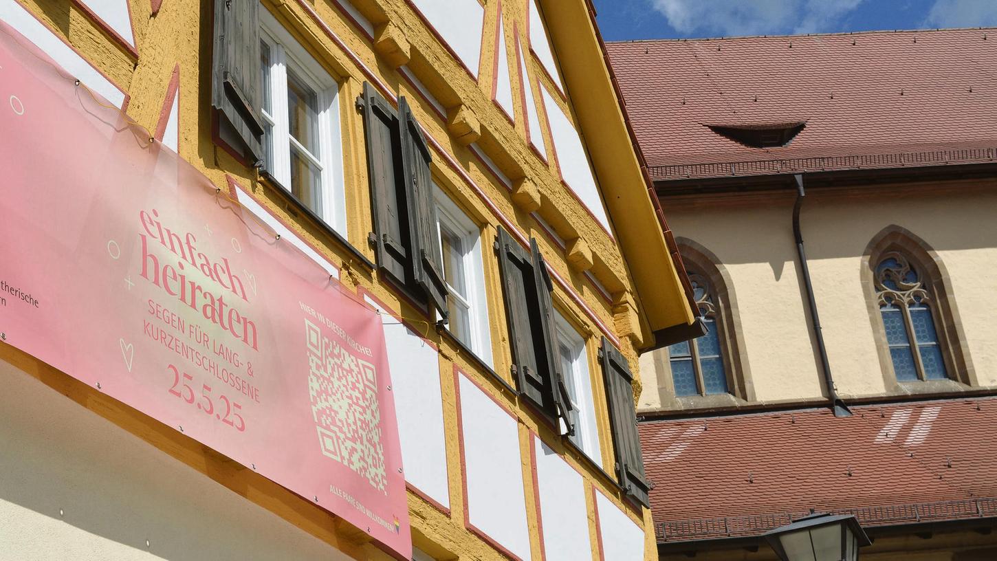 Die Kirchengemeinde Weißenburg beteiligt sich an der Aktion „einfach heiraten“, bei der Paare unkompliziert und spontan den Segen für ihre Partnerschaft empfangen können. Die Kirchengemeinde Weißenburg beteiligt sich an der Aktion „einfach heiraten“, bei der Paare unkompliziert und spontan den Segen für ihre Partnerschaft empfangen können.