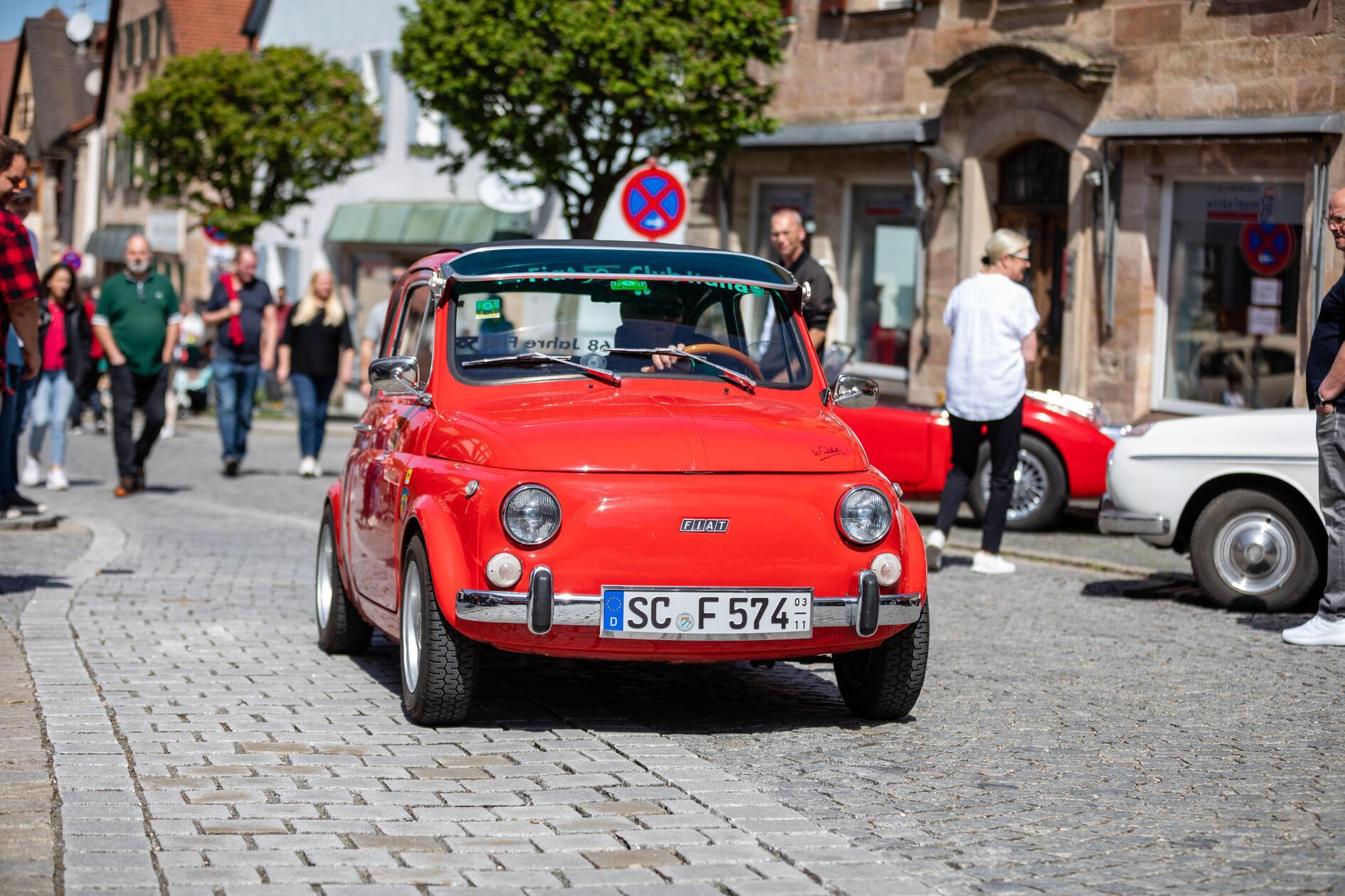 Zahlreiche Schaulustige bewundern glänzende Oldtimer vor der Cadolzburg