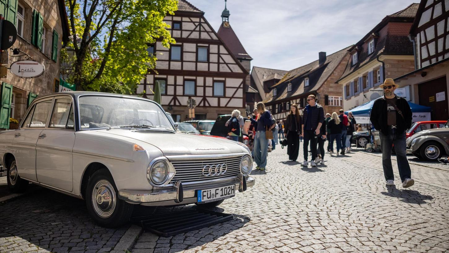 Dieser alte Audi fand sich ebenso auf dem Cadolzburger Marktplatz ein wie einige Dutzend weiterer Oldtimer. „Altblech trifft Mittelalter“ hieß die Veranstaltung, die heuer erstmals stattfand. Dieser alte Audi fand sich ebenso auf dem Cadolzburger Marktplatz ein wie einige Dutzend weiterer Oldtimer. „Altblech trifft Mittelalter“ hieß die Veranstaltung, die heuer erstmals stattfand.