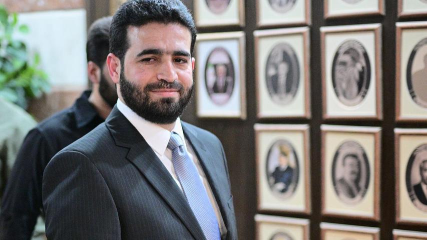 Anas Chattab ist erst seit Ende März Innenminister von Syrien. Hier steht er vor Fotos seiner Vorgänger im Amt. Die Bilder einiger Ex-Minister haben die neuen Machthaber entfernt. Anas Chattab ist erst seit Ende März Innenminister von Syrien. Hier steht er vor Fotos seiner Vorgänger im Amt. Die Bilder einiger Ex-Minister haben die neuen Machthaber entfernt.
