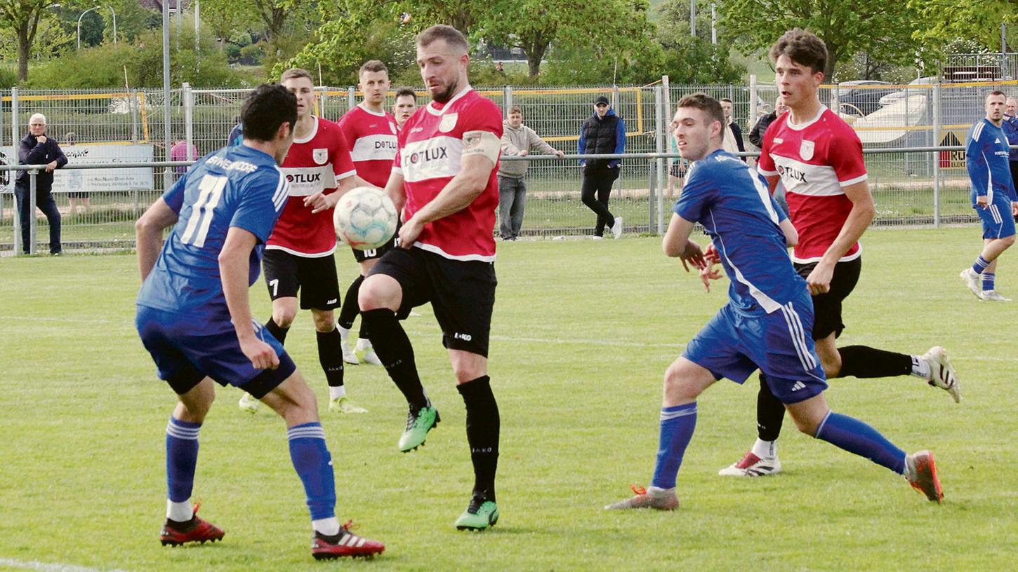 Die Weißenburger (am Ball Jonas Ochsenkiel, Torschütze zum 2:0) brachten den ASV Weisendorf in dessen Strafraum immer wieder in Bedrängnis. Dem TSV 1860 gelangen drei Treffer gegen die zweitbeste Defensive der Landesliga Nordost. Die Weißenburger (am Ball Jonas Ochsenkiel, Torschütze zum 2:0) brachten den ASV Weisendorf in dessen Strafraum immer wieder in Bedrängnis. Dem TSV 1860 gelangen drei Treffer gegen die zweitbeste Defensive der Landesliga Nordost.