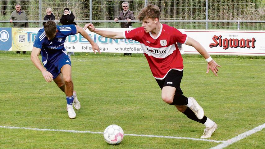 Weißenburgs Außenstürmer Tim Koszorus (rechts) brachte den TSV 1860 mit dem 1:0 früh auf die Siegerstraße und war wie alle heimischen Angreifer schwer zu stoppen. Weißenburgs Außenstürmer Tim Koszorus (rechts) brachte den TSV 1860 mit dem 1:0 früh auf die Siegerstraße und war wie alle heimischen Angreifer schwer zu stoppen.