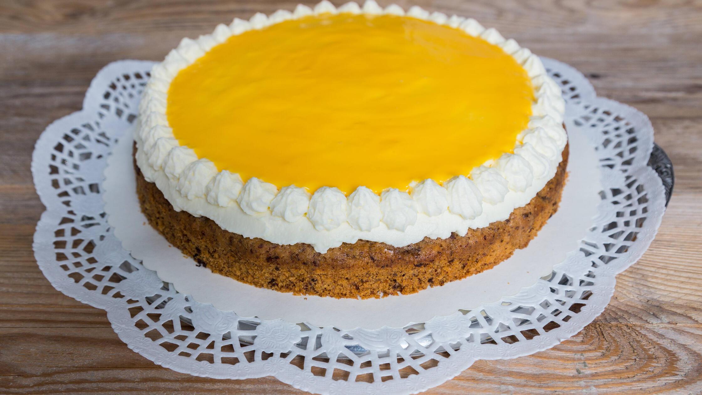 EierlikÃ¶r Torte auf rustikalem Holz EierlikÃ¶r To
