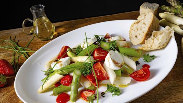 Spargelsalat mit Erdbeeren, Tomaten und Ziegenkäse
