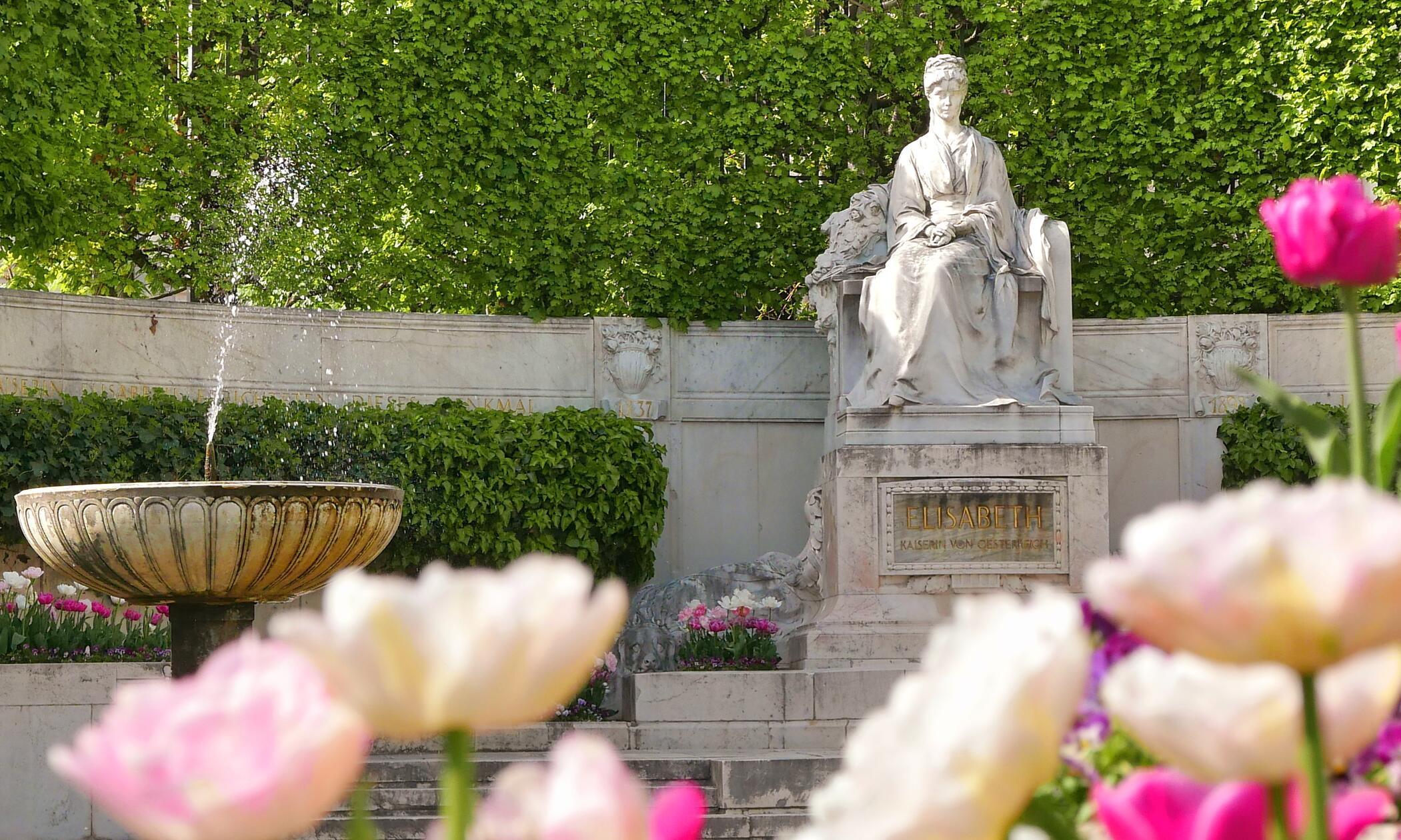 Was wäre Wien ohne Sisi, hier im Park am Ring das Sisi-Denkmal.