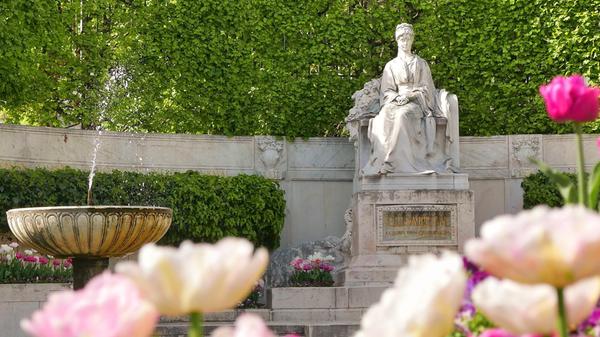 Was wäre Wien ohne Sisi, hier im Park am Ring das Sisi-Denkmal.