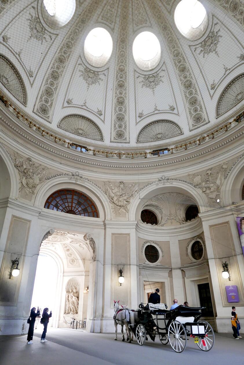 Prächtige Einfahrt in die Wiener Hofburg - natürlich mit dem Fiaker.