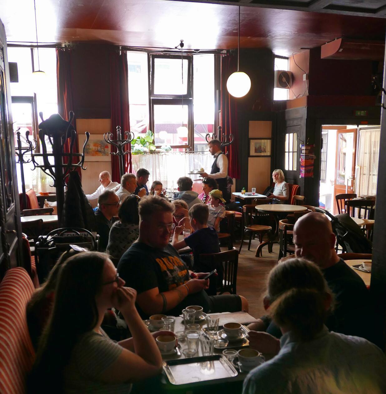 Das Kaffeehaus Hawelka ist viel origineller als die berühmteren Wiener Cafés - sein Ambiente ist origional von 1934.