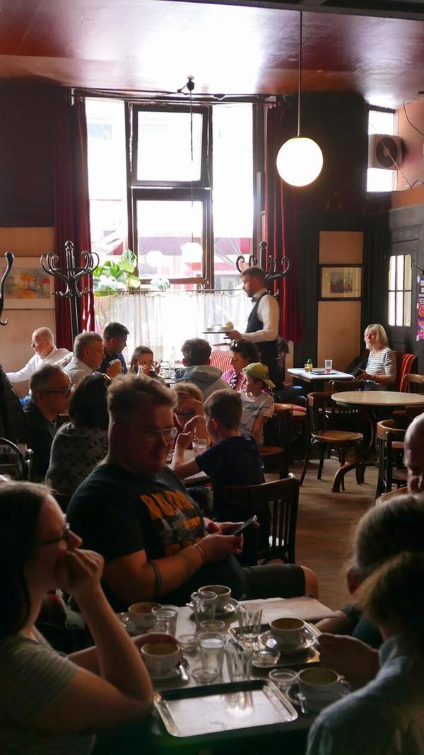 Das Kaffeehaus Hawelka ist viel origineller als die berühmteren Wiener Cafés - sein Ambiente ist origional von 1934.