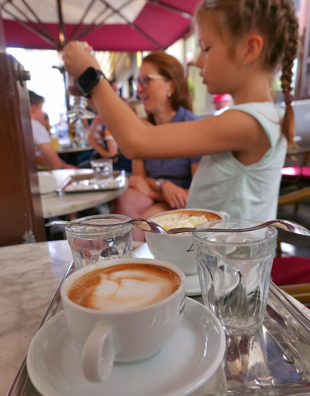 Eine Wiener Melange und ein Franziskaner-Kaffee mit Glas Wasser auf der Terrasse des Hawelka.