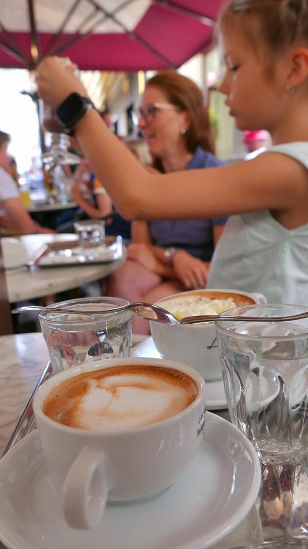 Eine Wiener Melange und ein Franziskaner-Kaffee mit Glas Wasser auf der Terrasse des Hawelka.