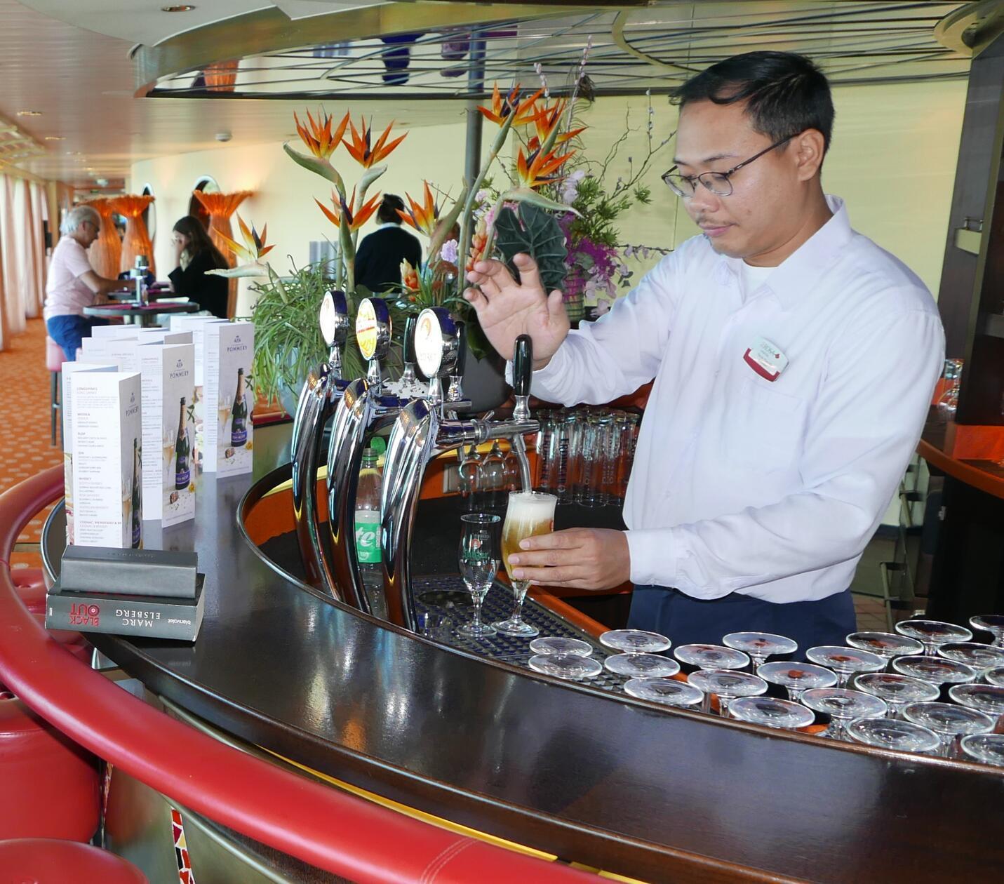 Nach einem Tag in Wien holt man sich ein Bier an der Bar der Arosa Bella.