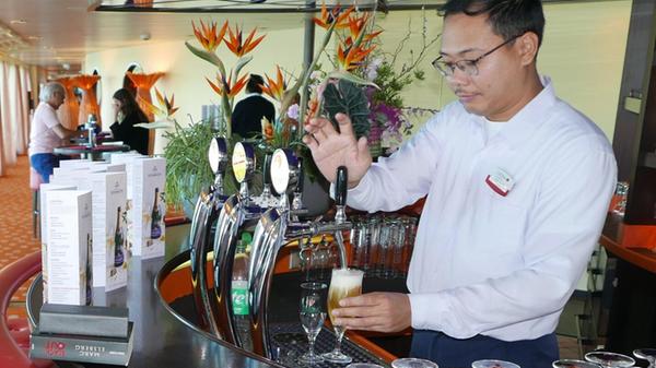 Nach einem Tag in Wien holt man sich ein Bier an der Bar der Arosa Bella.