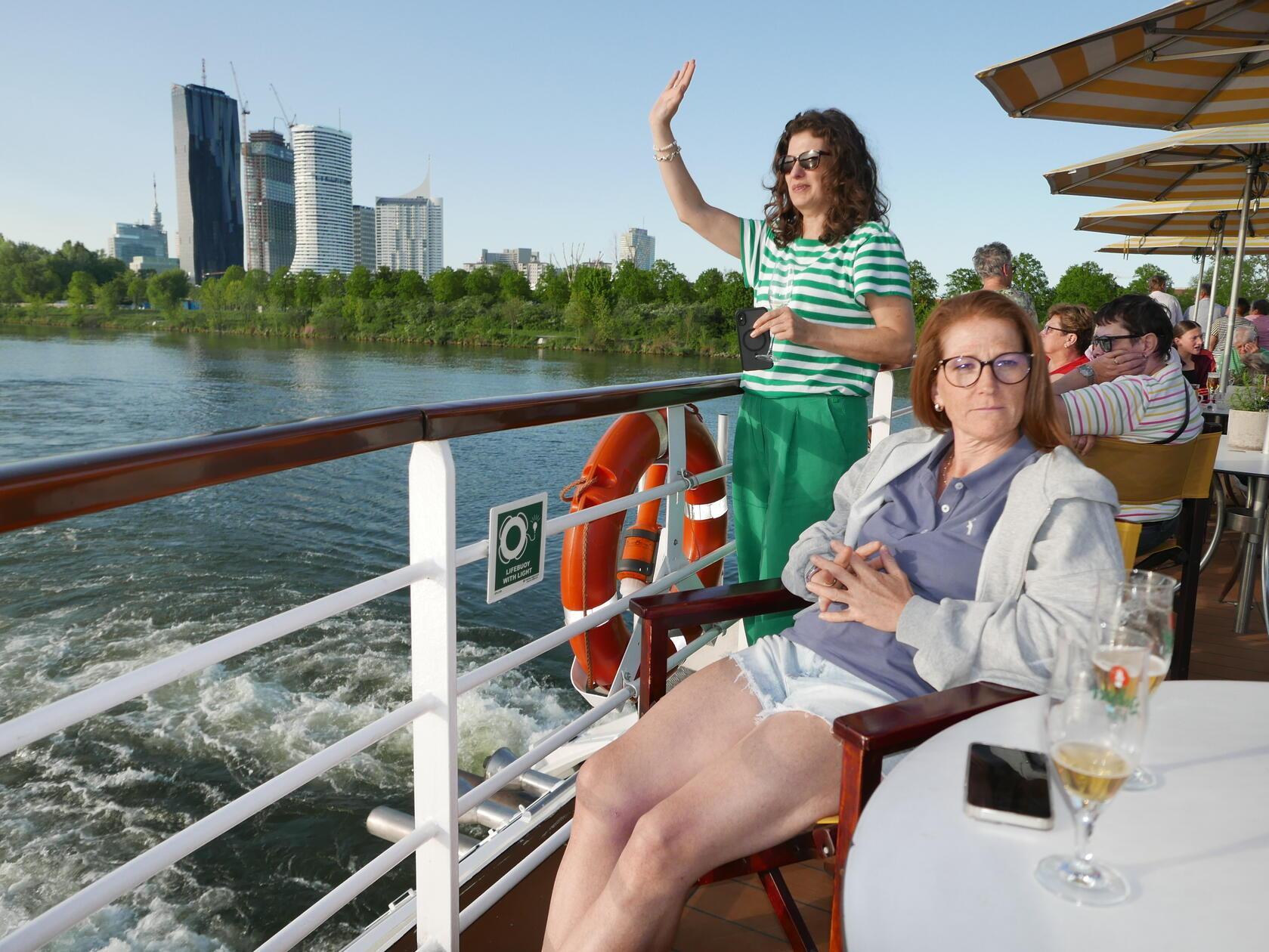 Damit geht es zur Ausfahrt aus Wien aufs sonnige Achterdeck - zum Abschied wird gewunken.