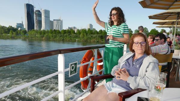 Damit geht es zur Ausfahrt aus Wien aufs sonnige Achterdeck - zum Abschied wird gewunken.