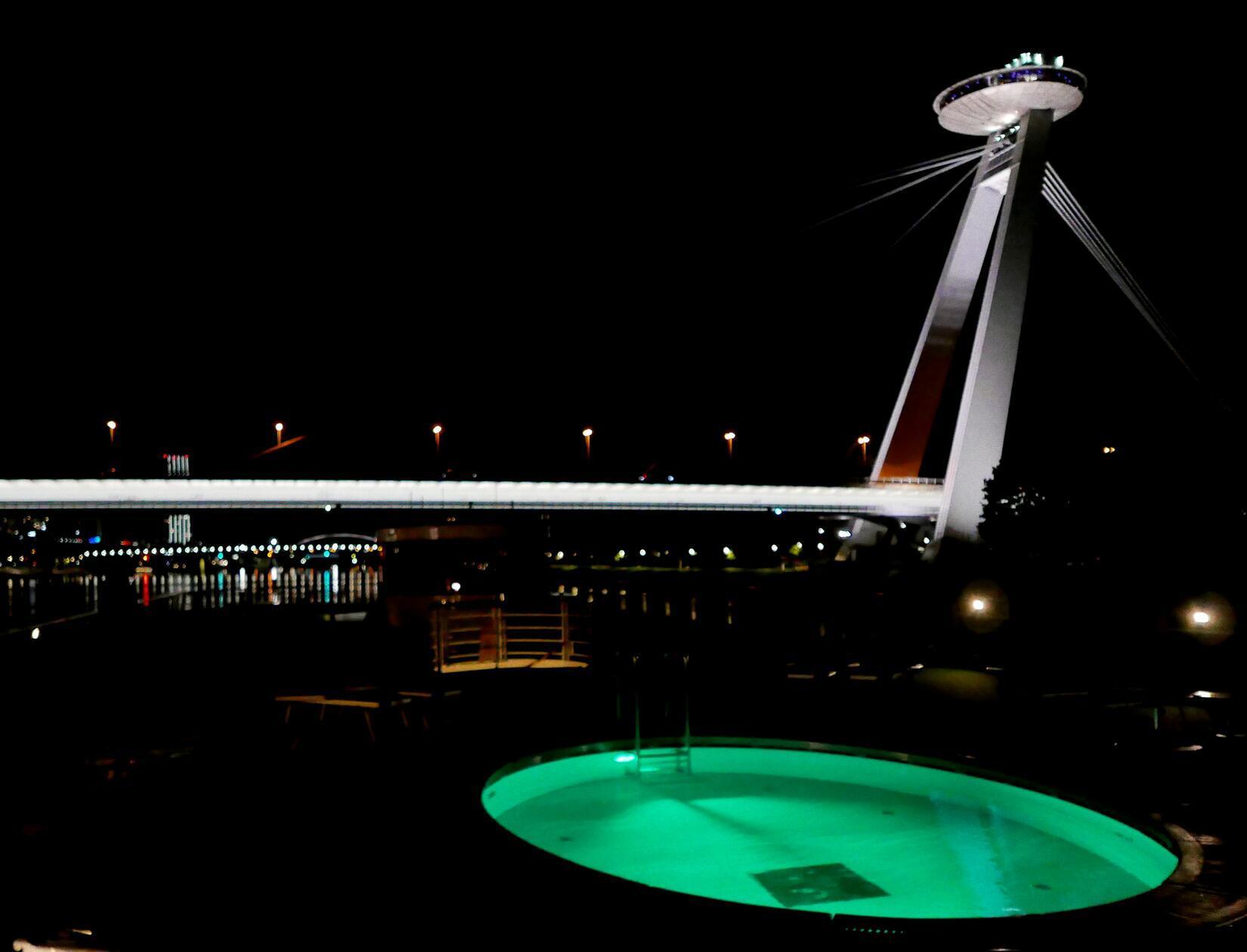 Am späten Abend fahren wir durch die Slowakische Hauptstadt Bratislava hindurch - hier die UFO-Brücke.