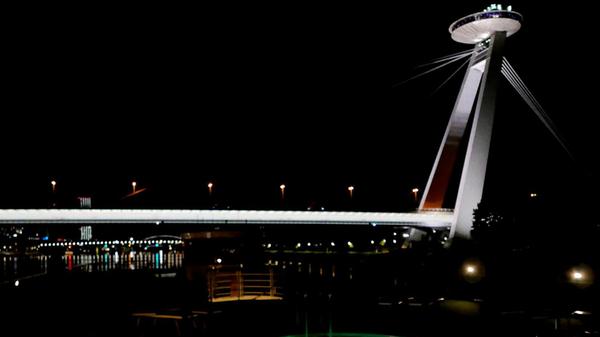 Am späten Abend fahren wir durch die Slowakische Hauptstadt Bratislava hindurch - hier die UFO-Brücke.
