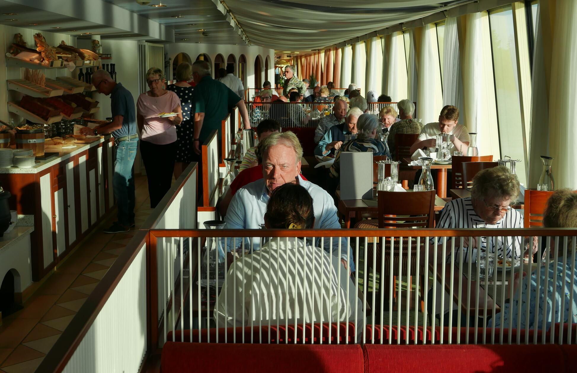 Frühstück auf der Arosa Bella.