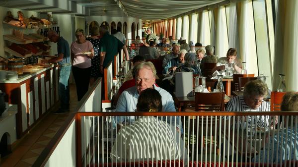 Frühstück auf der Arosa Bella.