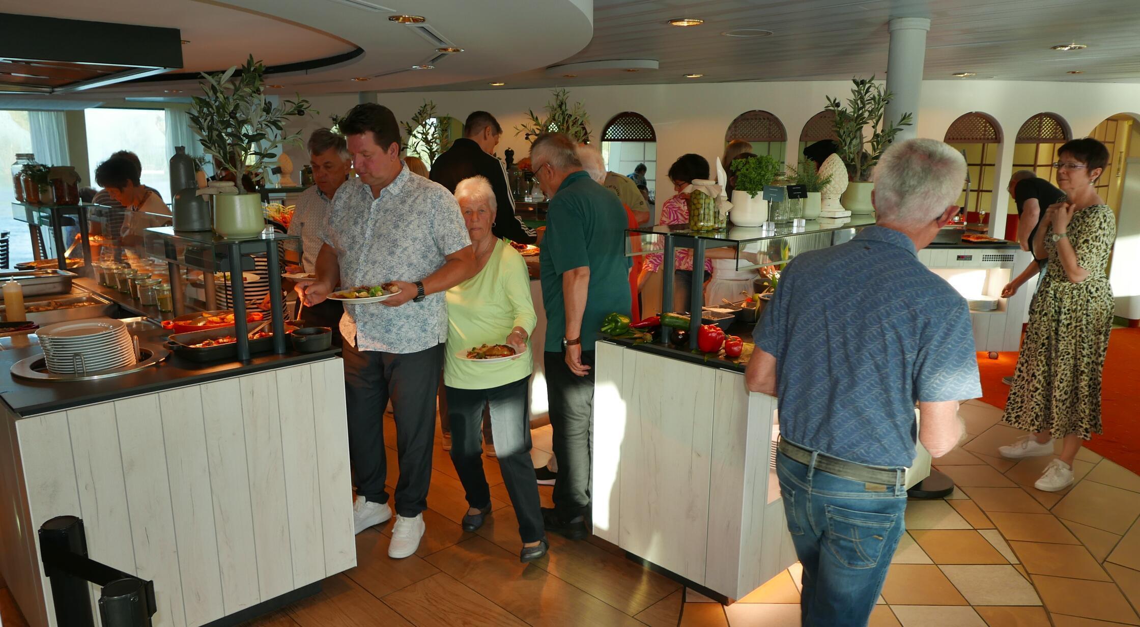 Frühstück auf der Arosa Bella - hier das Buffet.