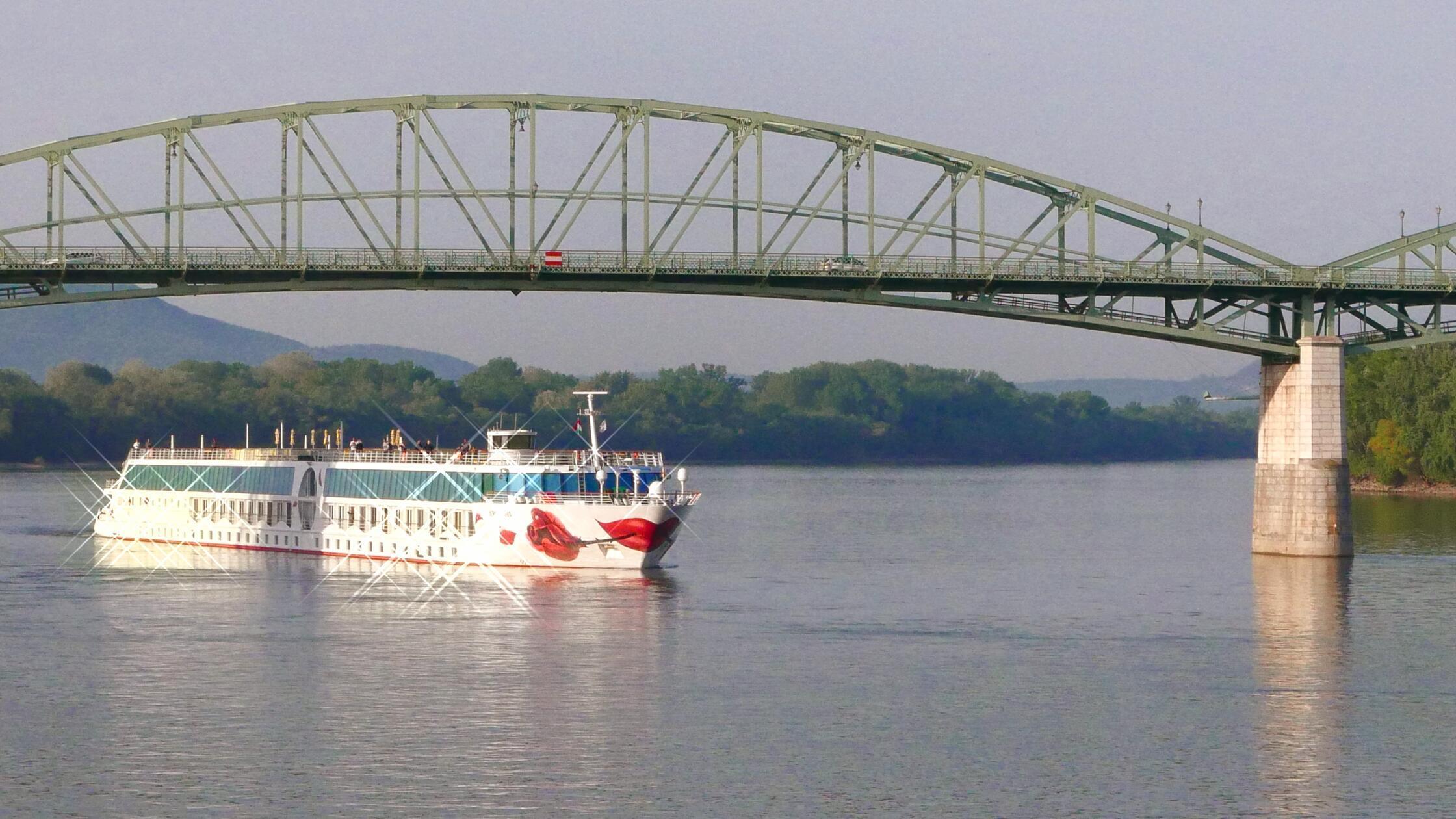 Wir machen Station in Esztergom - auf der ganzen Reise begleitet uns die Arosa Riva, das Schwesterschiff der Bella.