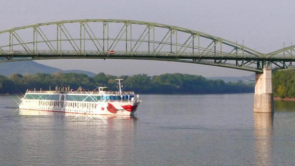 Wir machen Station in Esztergom - auf der ganzen Reise begleitet uns die Arosa Riva, das Schwesterschiff der Bella.