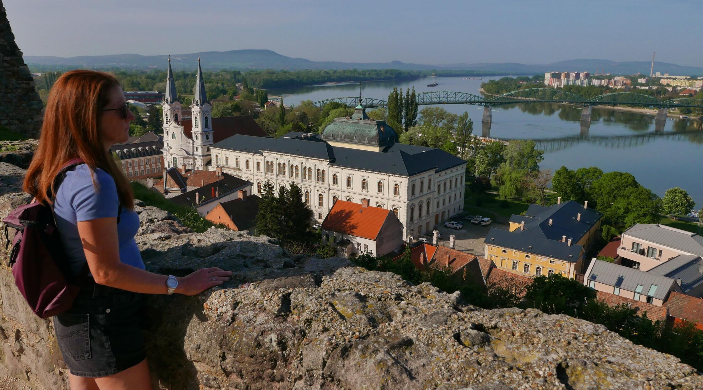 Blick vor der Basilika im ungarischen Esztergom auf die Donau. Am anderen Ufer ist bereits die Slowakei.